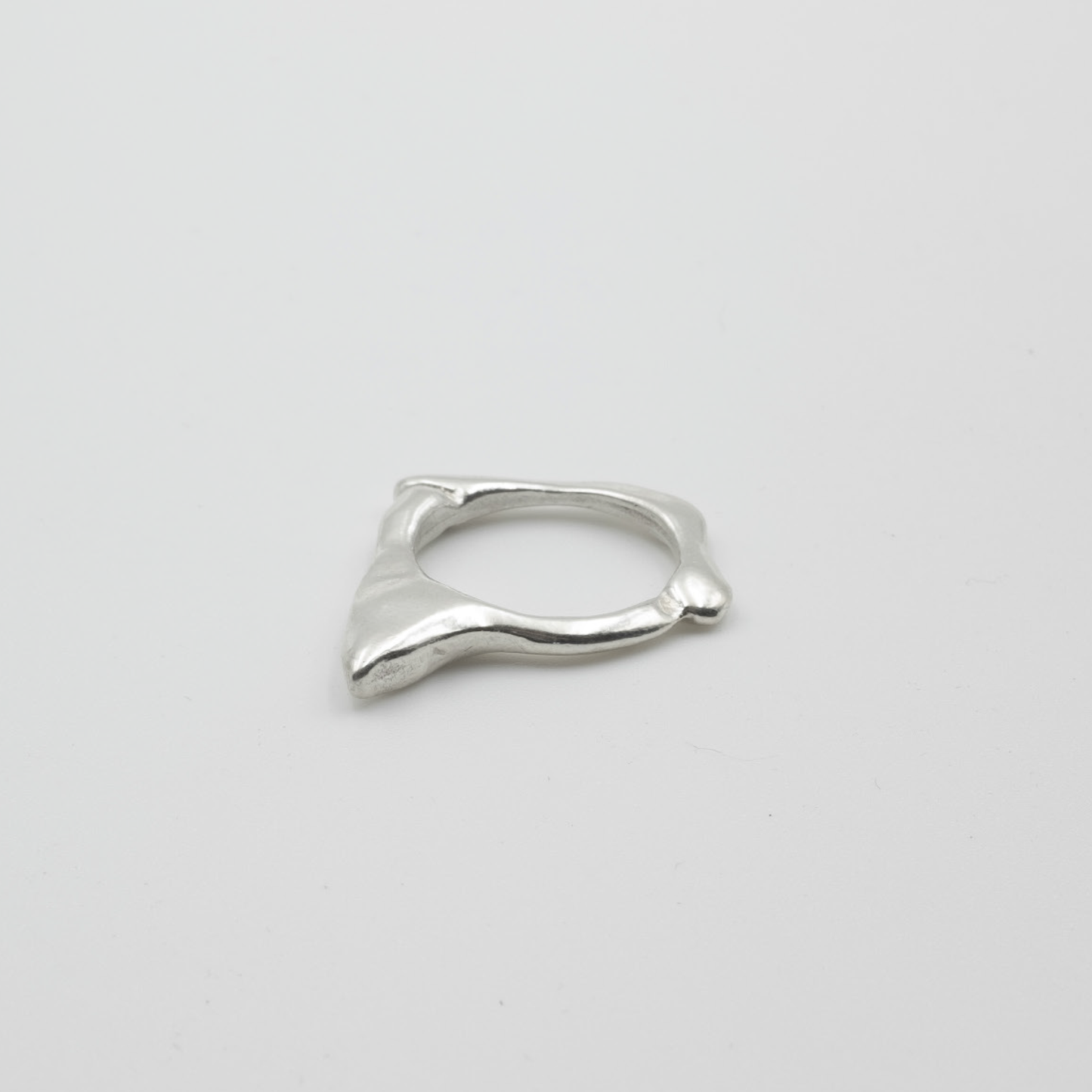 T1 - SHARK TOOTH RING