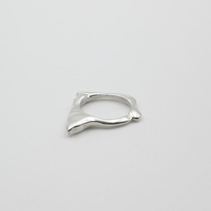 T1 - SHARK TOOTH RING